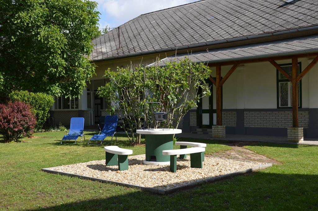 Tisza-Kert Apartmanok Tiszafured Exterior photo